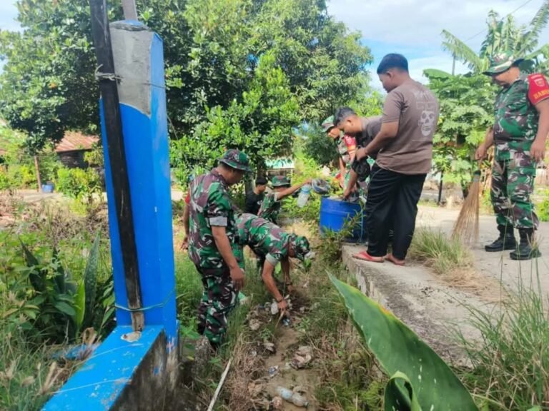 Koramil 1420-05/Dua Pitue Gelar Karya Bakti Bersihkan Saluran Air di desa Kalempang