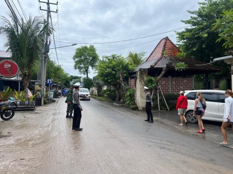 Urai Kemacetan Babinsa Ped Bersinergi Bersama Polsek Nusa Penida