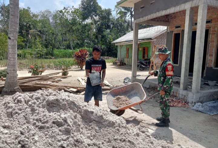 Babinsa Koramil 426-05 PA, Melaksanakan Gotong Royong Dengan Masyarakat