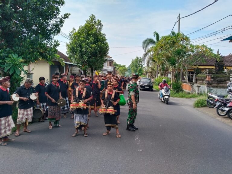 Agar Berjalan Kondusif, Babinsa dan Babinkamtibmas Amankan Upacara Pengunuran di Desa Adat Bunutin