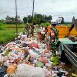 Koramil 1426-05/Marbo Bersama Warga Kerja Bakti Bersihkan Tumpukan Sampah