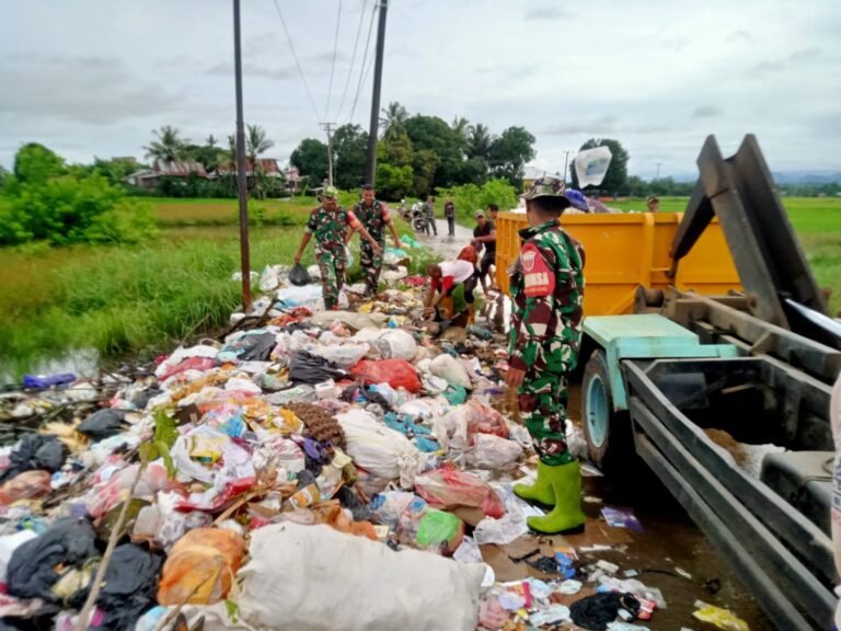 Koramil 1426-05/Marbo Bersama Warga Kerja Bakti Bersihkan Tumpukan Sampah