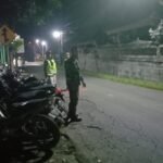 Meski Larut Malam, Babinsa Nyalian Tetap Konsisten Beri Pengamanan Pujawali Di Merajaan Agung Puri Nyalian