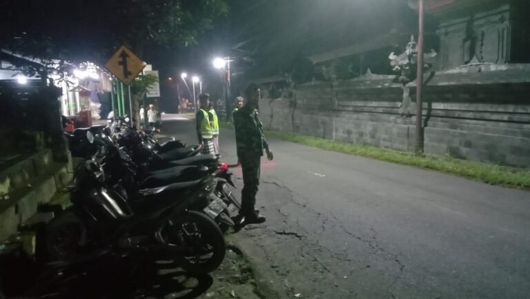 Meski Larut Malam, Babinsa Nyalian Tetap Konsisten Beri Pengamanan Pujawali Di Merajaan Agung Puri Nyalian