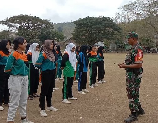 Babinsa Berikan Materi Wawasan Kebangsaan Bagi Siswa SMAN 1 Kempo