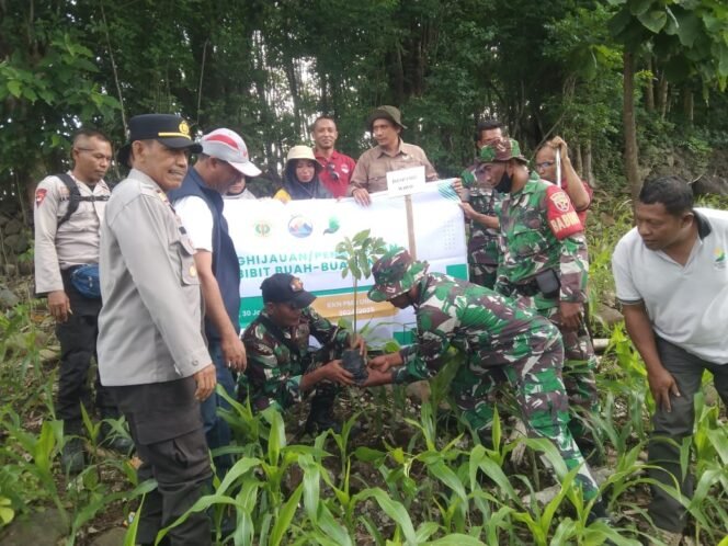
					Koramil Wawo dan Mahasiswa KKN UNRAM Gelar Penghijauan di Desa Riamau