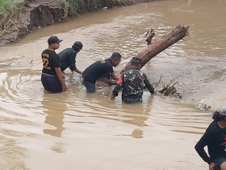 Anggota Koramil 1608-03/Sape Bersama Masyarakat Gotong Royong Bersihkan Bendungan.