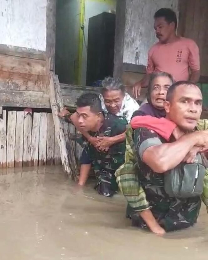 
					Respon cepat Koramil 1608-07/Monta Bantu Korban Banjir di Desa Sakuru
