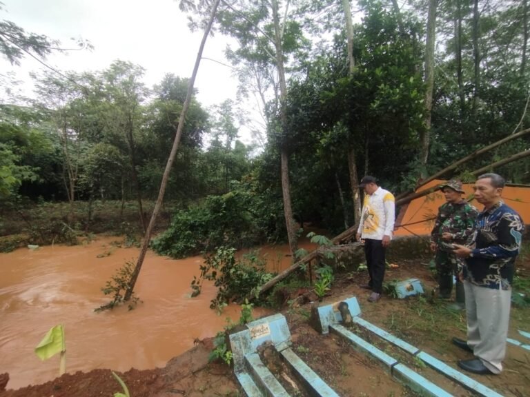 Hujan Deras Sebabkan Pagar Makam Kepulen Sawahjoho Roboh