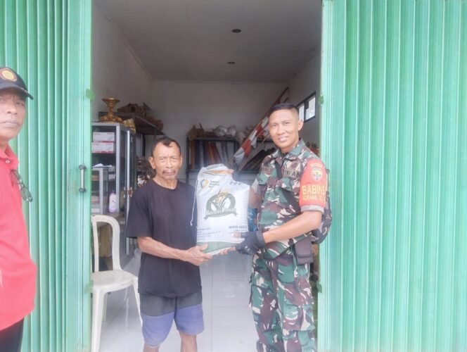 
					Babinsa Desa Demulih Dampingi Penyaluran Bantuan Paket Beras Dari Dinas Sosial