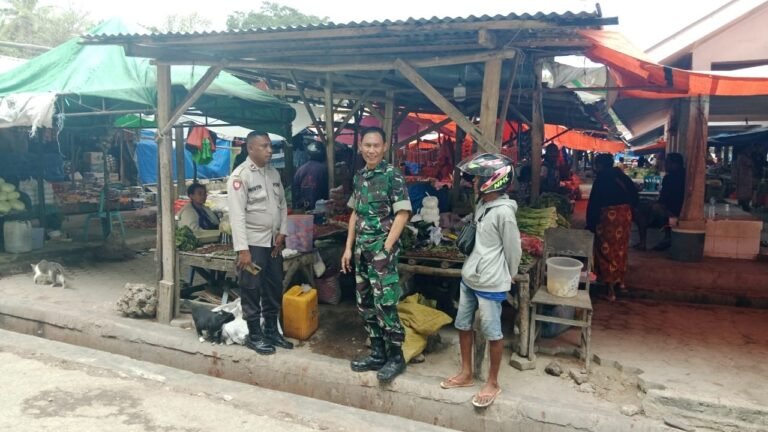 Babinsa Kodim 1621 TTS Bersama Bhabinkamtibmas Polres TTS Komsos Di Pasar Boibalan Niki Niki