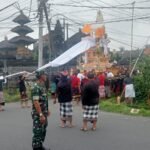 Agar Berjalan Kondusif, Babinsa Amankan Upacara Pitra Yadnya di Desa Tamanbali