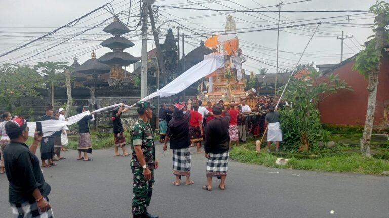 Agar Berjalan Kondusif, Babinsa Amankan Upacara Pitra Yadnya di Desa Tamanbali