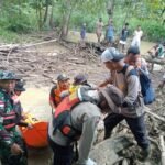 Babinsa Koramil Wedomu Bersama Tim Gabungan Evakuasi Warga Terhanyut Banjir