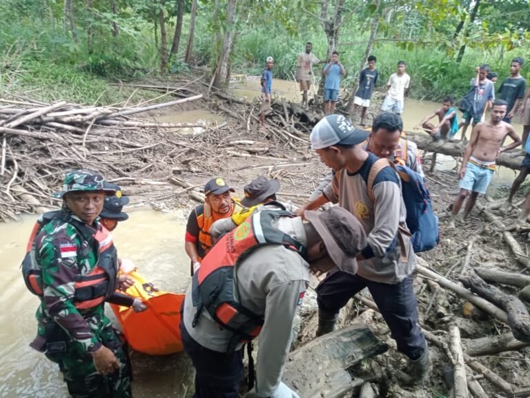 Babinsa Koramil Wedomu Bersama Tim Gabungan Evakuasi Warga Terhanyut Banjir