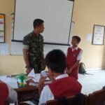 Serka Made Juli Berikan Bimbingan Motivasi Kepada Anak Kelas 6 SDN 3 Pesinggahan