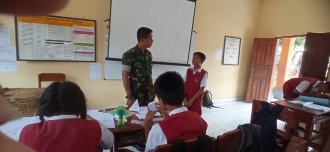 
Serka Made Juli Berikan Bimbingan Motivasi Kepada Anak Kelas 6 SDN 3 Pesinggahan