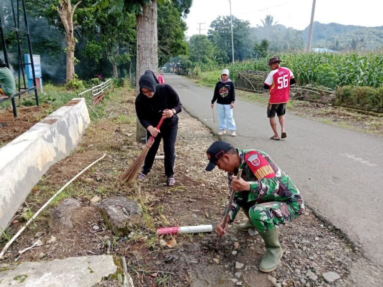 Babinsa Bontosalama Koramil 02/Sinjai Barat Kodim 1424/Sinjai Gelar Karya Bakti Pembersihan Area Perkantoran Desa