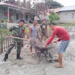 Serka Didit Catur Utomo, Aggota Koramil 1307-01/Poso Kota Laksanakan Komsos dan Bantu Pekerjaan Rehab Rumah Warga