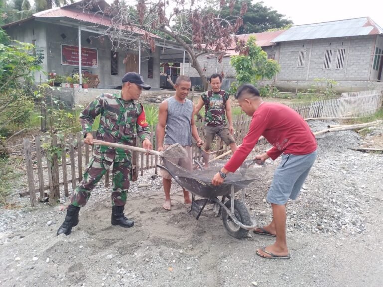 Serka Didit Catur Utomo, Aggota Koramil 1307-01/Poso Kota Laksanakan Komsos dan Bantu Pekerjaan Rehab Rumah Warga