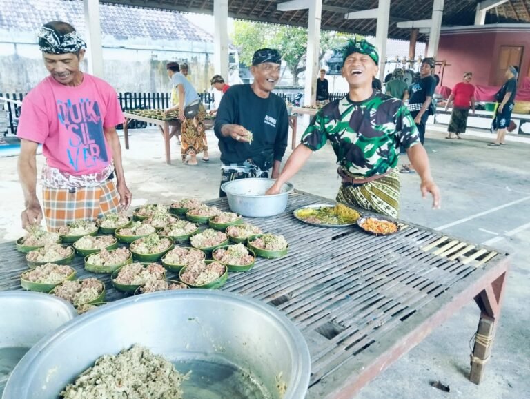 Menyatu Bersama Warga, Babinsa Gelgel Bantu Siapkan Sarana Upacara Pernikahan Warga Binaan