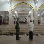 Babinsa Semarapura Kangin Bersinergi Kawal Peringatan Isra Mi’raj Di Masjid Alhikmah Kampung Lebah