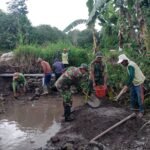 Babinsa Koramil 1409-07/Tompobulu Gotong Royong Pengecoran Tempat Pipa Saluran air Persawahan