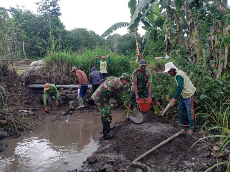 Babinsa Koramil 1409-07/Tompobulu Gotong Royong Pengecoran Tempat Pipa Saluran air Persawahan