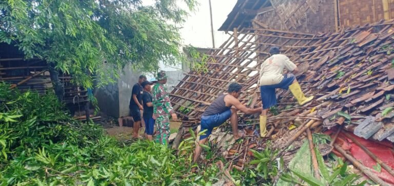 Babinsa Bersihkan Material Rumah Ambruk Akibat Tertimpa Pohon Tumbang