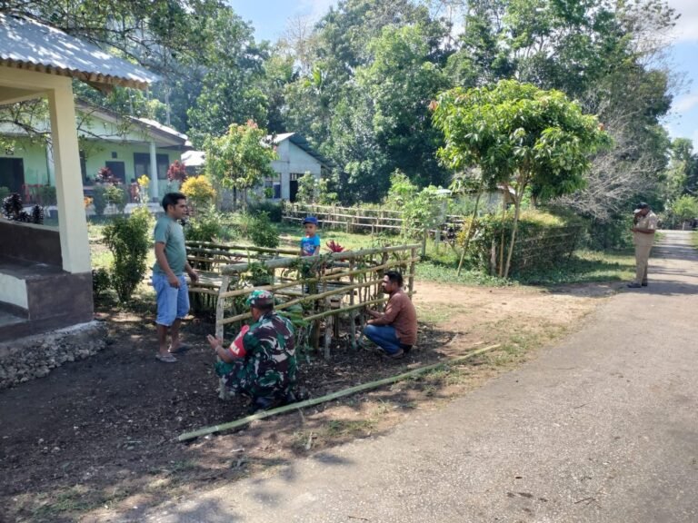Mempererat Semangat Gotong Royong, Babinsa Dan Masyarakat Bersihkan Pos Kamling