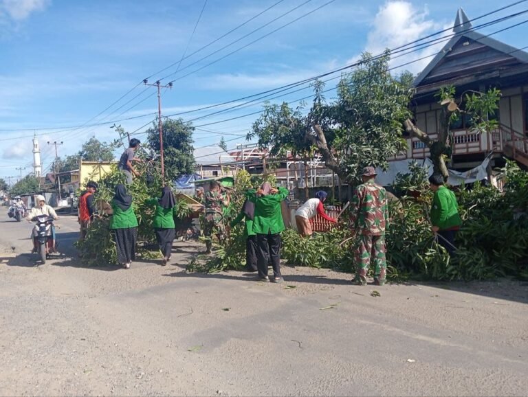 Babinsa Koramil 1420-01/Panca Lautang Bersama Mahasiswa KKN Gelar Kerja Bakti di Desa Wanio Wattang.