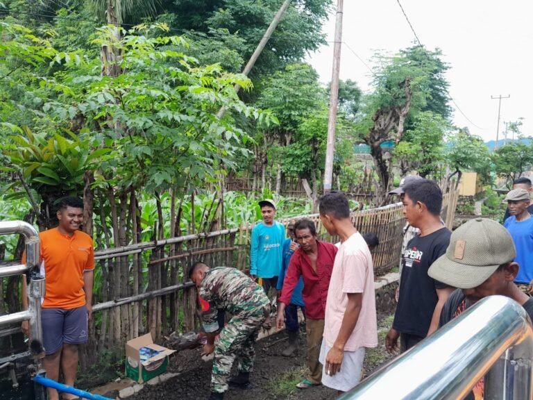 Jumat Bersih, Babinsa Sandue Bersama Pemdes dan Warga Gelar Gotong Royong