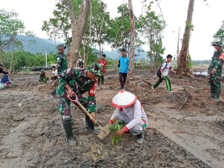 Jaga Lingkungan Agar tetap Asri, Babinsa Koramil 01/Lasolo Bersama Warga Lakukan Penanaman Pohon