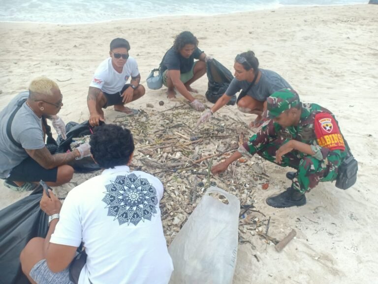 Wujudkan Pantai Bersih Dan Asri, Babinsa Bersama Pemdes Jungutbatu Gelar Aksi Bersih-Bersih