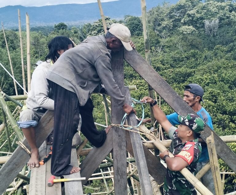 Koptu Yayan Sefrian Anggota Koramil 1307-10/Lore Utara Laksanakan Komsos dan Bantu Pembangunan Rumah Warga