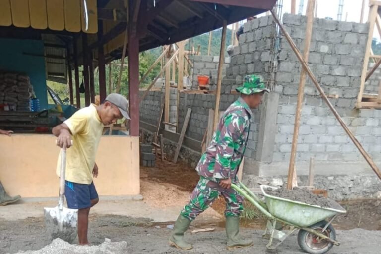 Hadir untuk Rakyat: Babinsa Koramil 1505 Tidore Bantu Warga Bangun Rumah