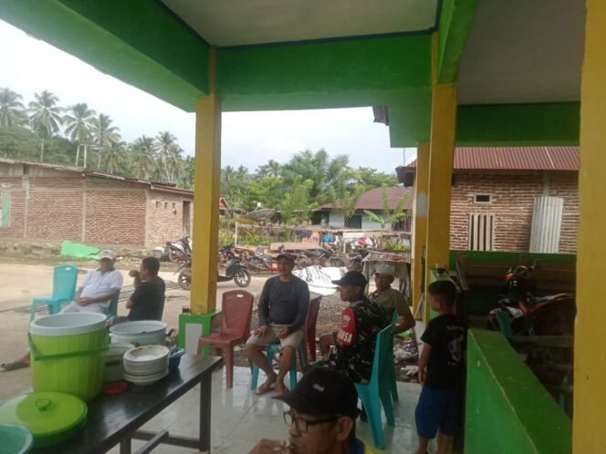 
					Pantau Situasi Wilayah Babinsa Silaturahmi Dengan Warga