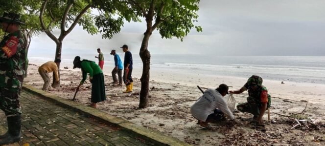 
Peduli Lingkungan, Babinsa Desa Taipa Bersama Pemdes Pimpin Warga Bersihkan Pantai