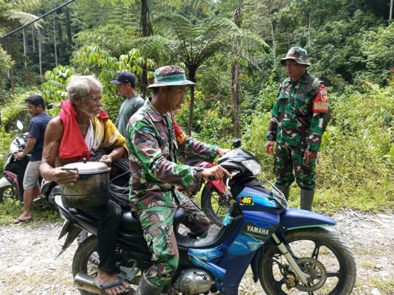 Personil Koramil 04 Dondo Meninjau Dan Membantu Mengevakuasi Warga Yang Terdampak Banjir Di Desa Kayulompa