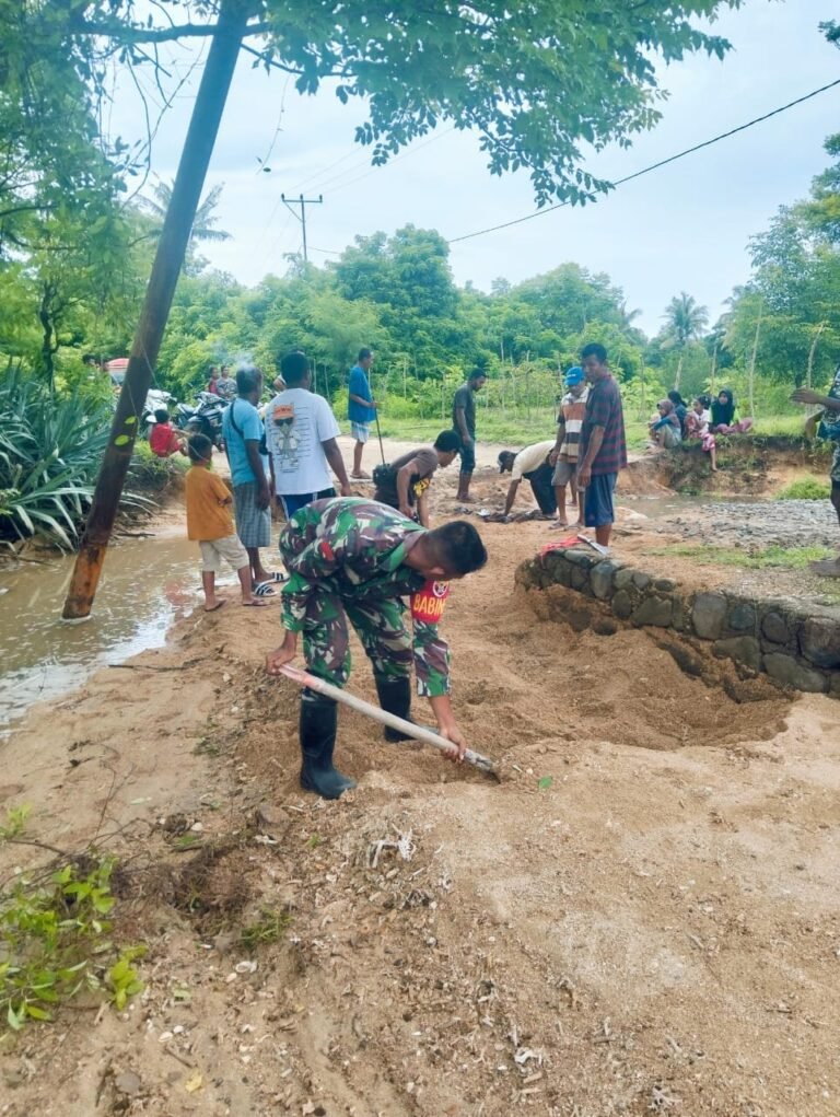 Babinsa Koramil 1603-02/Talibura Gerak Cepat Bersama Warga Perbaiki Jalan Putus, Usai Hujan Deras Melanda Wilayah Kec. Talibura.