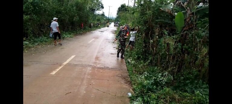 Manfaatkan Hari Libur, Babinsa Maros Ajak Warganya Kerja Bakti Bersama