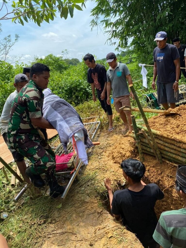 Bentuk Duka Cita, Babinsa Maros Bantu Pemakaman Warganya