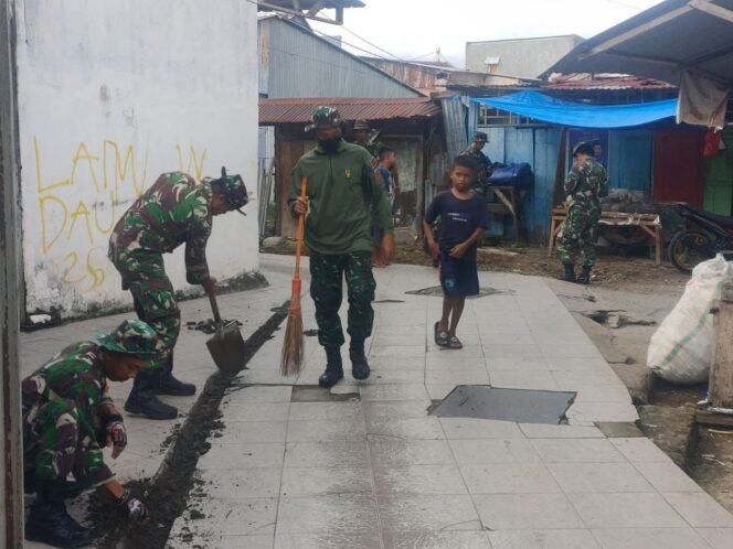 
					Bersama Warga, Babinsa Koramil Wara Baksos Bersihkan Pasar Andi Tadda