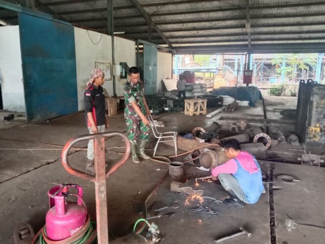 
					Menjalin Komunikasi Sosial, Babinsa Koramil 02/Asera Laksanakan Pemantauan di Wilayah Binaan