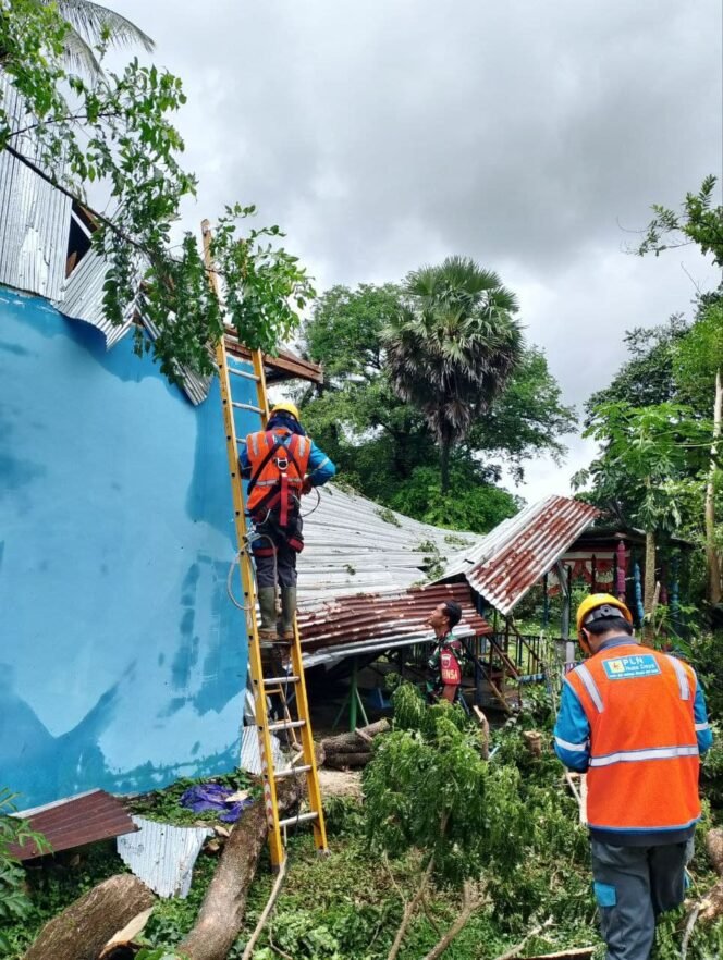 
					Babinsa Maros Dampingi Petugas PLN Sambung Kembali Aliran Listrik yang Terputus