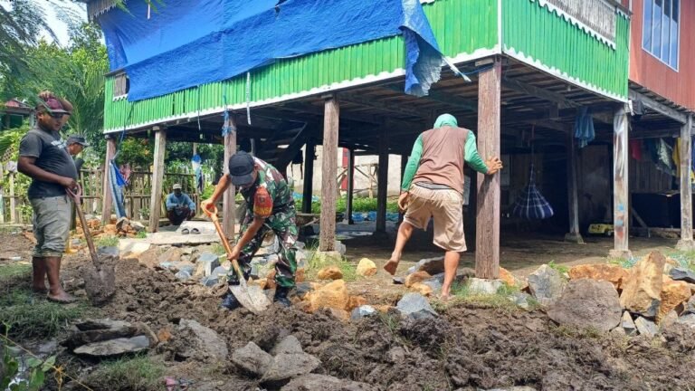 Babinsa Koramil 1425-05/Batang Bersama Warga Gotong Royong Bangun Jalan Tani