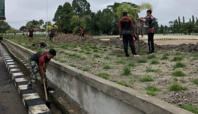 
					ANTISIPASI PENYEBARAN PENYAKIT SAAT MUSIM PENGHUJAN, PRAJURIT KOREM 121/ABW LAKUKAN PEMBERSIHAN PANGKALAN