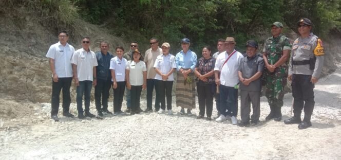 
					Danramil 02 Abanteng Dampingi Ketua DPRD Prov NTT Tinjau Lokasi Bencana Longsor di Desa Nobi-Nobi