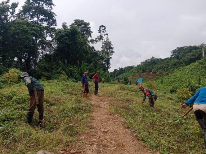 
Anggota Koramil 1307-04/Tojo, Kopda Hasan Pattilouw, Laksanakan Kerja Bakti Bersama Masyarakat Desa Tatari