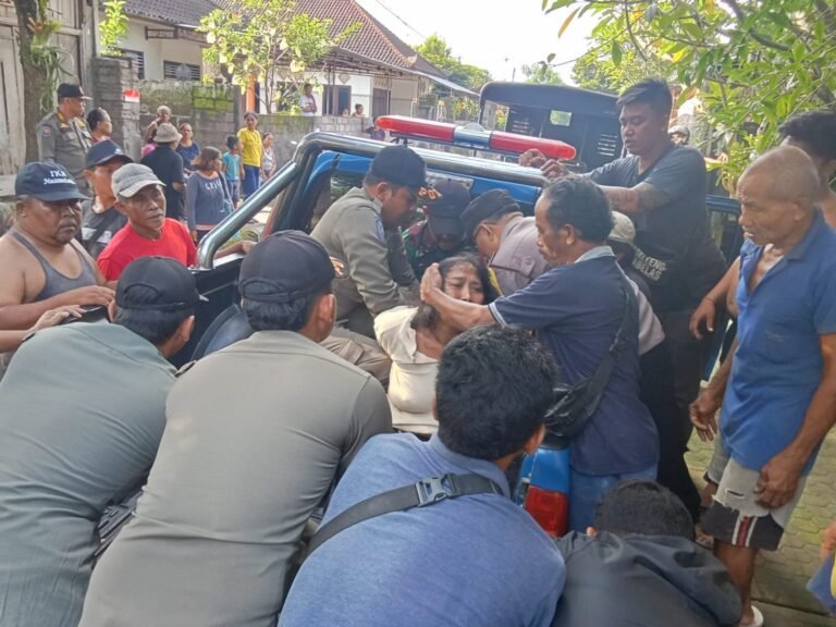 Babinsa Dawan Kaler Terjun Langsung Kawal Evakuasi ODGJ.